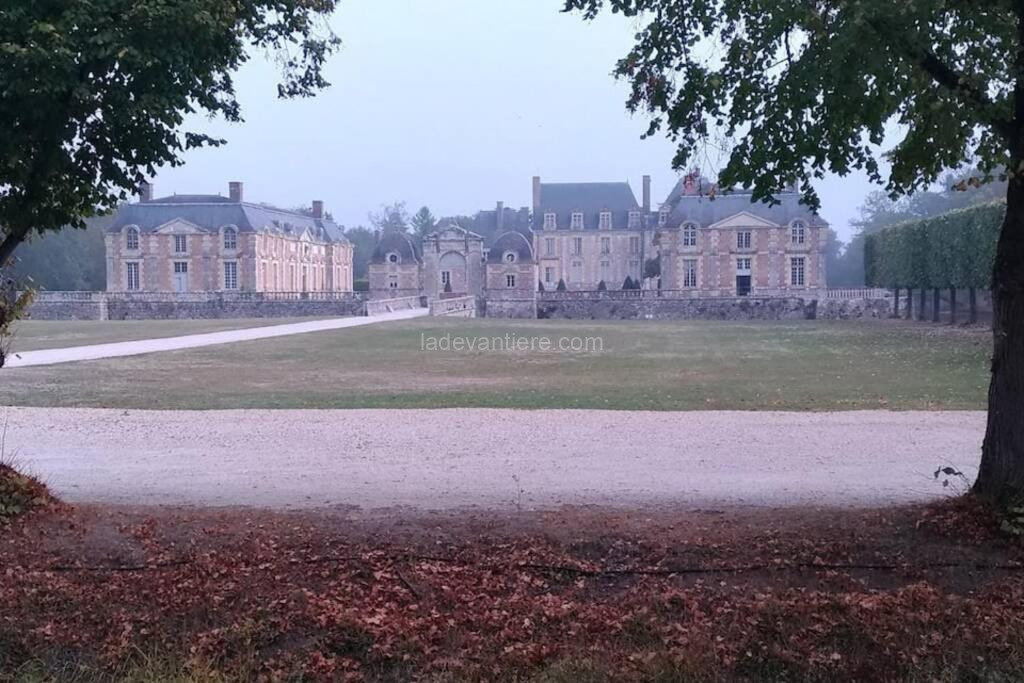 Photo de F2 au pied du château et à 15min de Center Parc