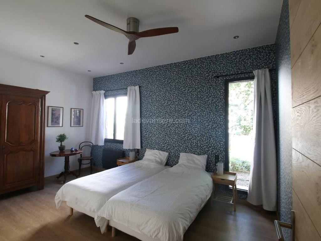 Chambre Madeleine avec 2 lits simples et table d'hôtes - FR-1-590-468