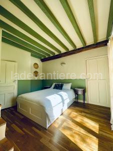 La Suite St Michel - Chambre privée avec salon à La Ferté-Saint-Aubin